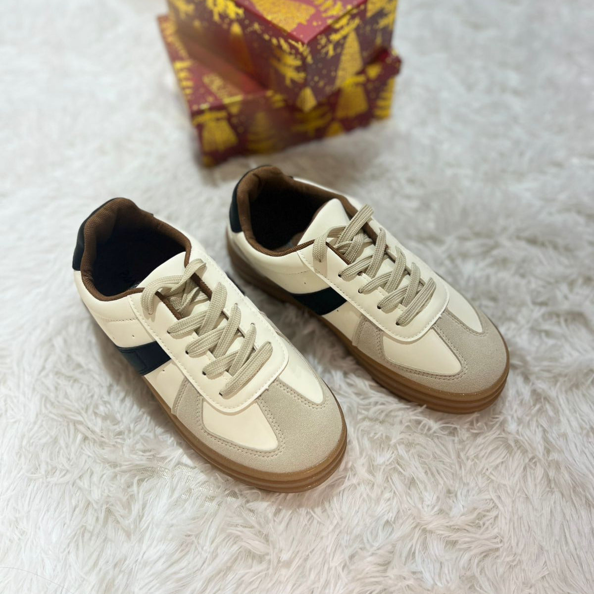 Zapatilla Tendencia Beige/Negro.