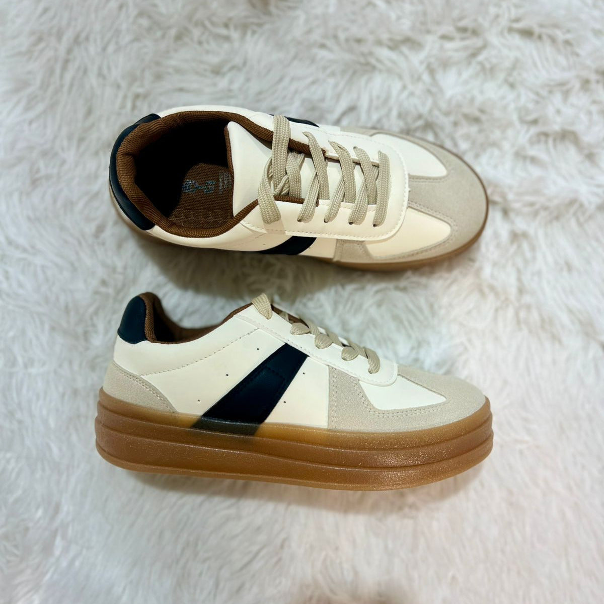 Zapatilla Tendencia Beige/Negro.